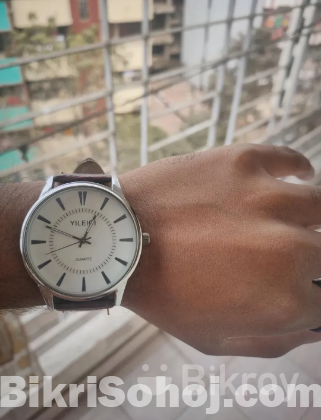 Yileiqi স্টাইলিশ লেদার স্ট্র্যাপ মেনস ওয়াচ